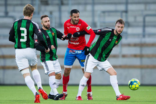 Nyköpings Jason Romero mot GAIS Netinho   och Niklas Olsson