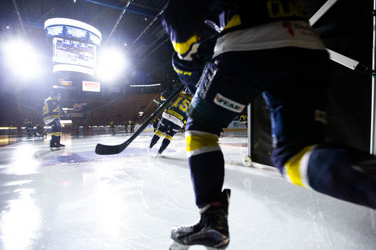 Spelare ur HV71 äntrar isen