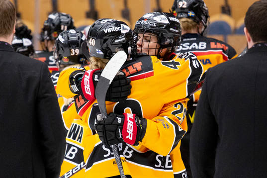 Luleås Noora Tulus och Emma Nordin kramar om varandra