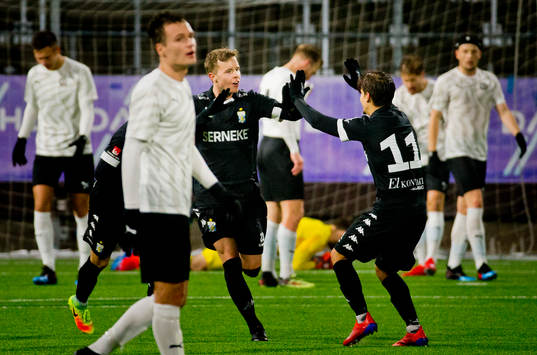 IFK Göteborgs Victor Wernersson jublar med Amin Affane vid