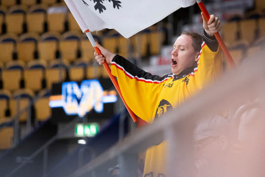 En Luleå-supporter jublar