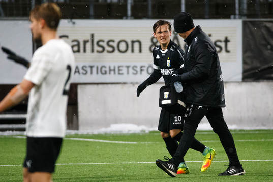 IFK Göteborgs Patrik Karlsson Lagemyr lämnar planen