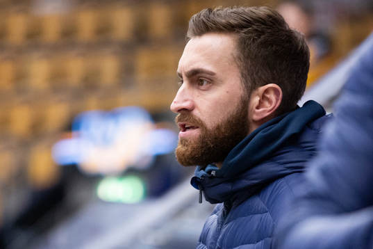 s tränare Lucas Frey deppar