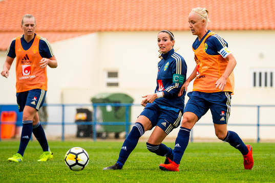 Kosovare Asllani och Caroline Seger