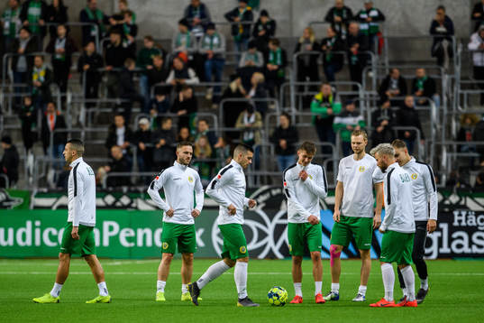 Hammarbys spelare värmer upp före fotbollsmatchen i