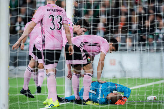 Dalkurds målvakt Andreas Andersson har ont