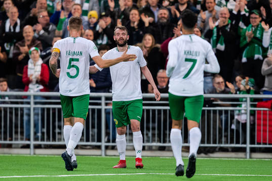 Hammarbys Mads Fenger jublar med lagkamrater
