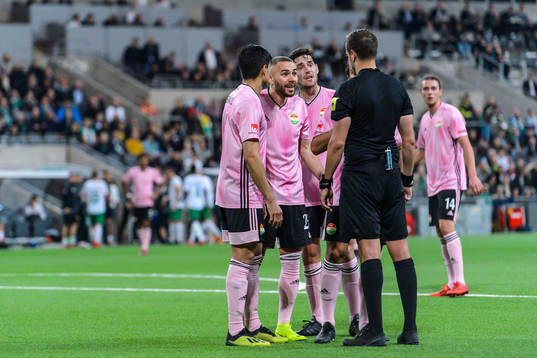 Dalkurds spelare i samtal med domaren