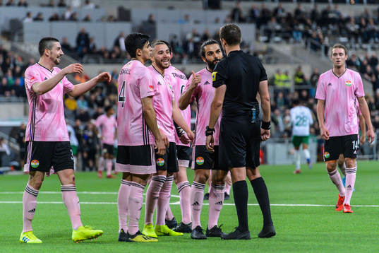 Dalkurds spelare i samtal med domaren