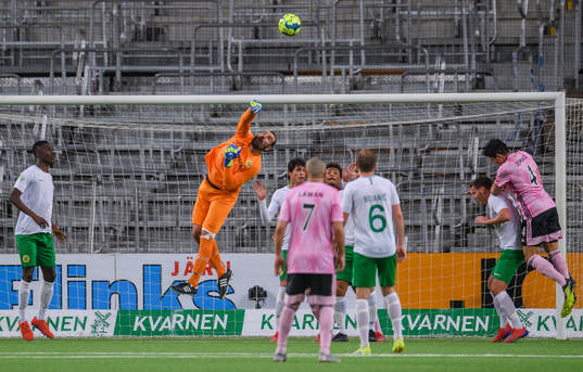 Hammarbys målvakt Gianluca Curci räddar skott