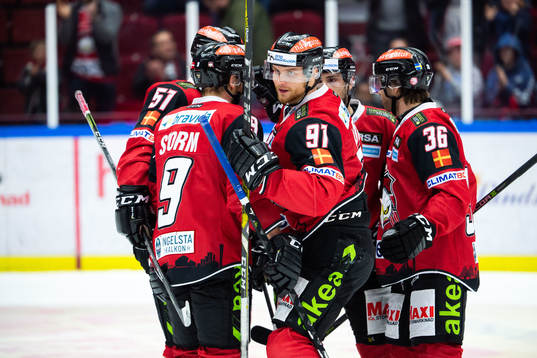Malmö Redhawks Max Görtz jublar med lagkamrater
