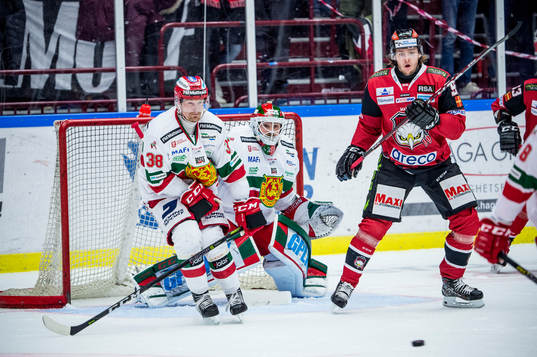 Malmö Redhawks Carl Persson mot Moras Adam Massuhr och