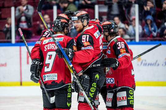 Malmö Redhawks Max Görtz jublar med lagkamraterna