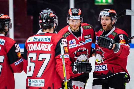 Malmö Redhawks Frederik Storm jublar med lagkamrater