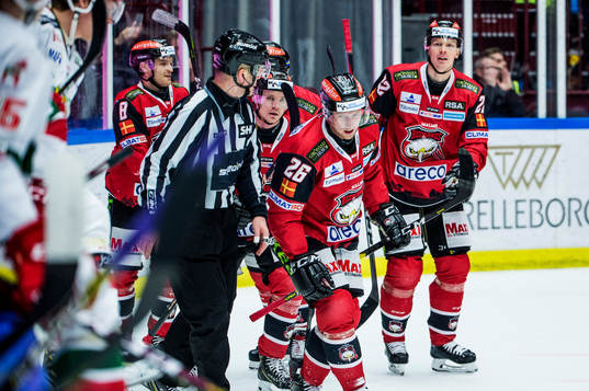 Malmö Redhawks Axel Wemmenborn jublar med lagkamraterna