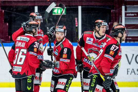 Malmö Redhawks Frederik Storm i mitten jublar med