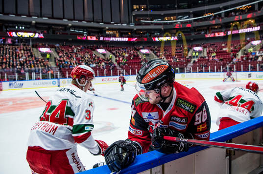 Malmö Redhawks Kim Rosdahl trycks upp mot sargen av Moras