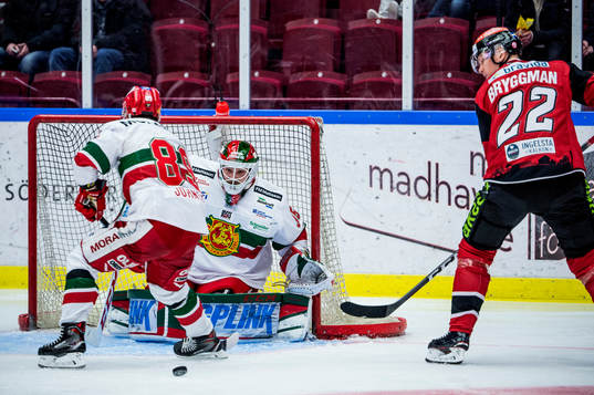 Malmö Redhawks Lars Bryggman mot Moras Ryan Johnston och