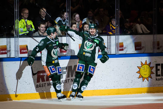 Färjestads Jens Westin och Linus Johansson jublar