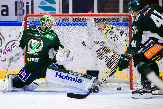 Färjestads målvakt Markus Svensson och Brynäs Daniel