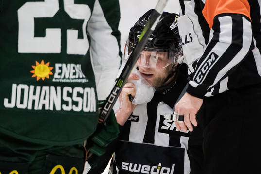 Linjedomare Simon Hillborg har ont