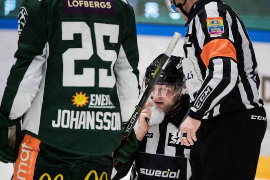 Linjedomare Simon Hillborg har ont
