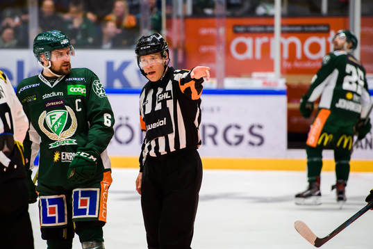 Färjestads Mikael Wikstrand i samtal med Domare Tobias