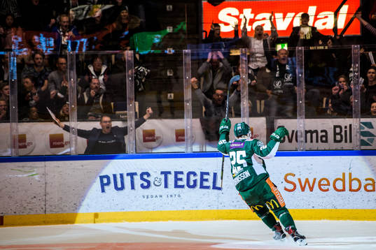 Färjestads Martin Johansson jublar med publiken