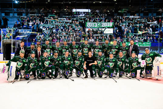 Färjestads spelare ställer upp för en lagbild