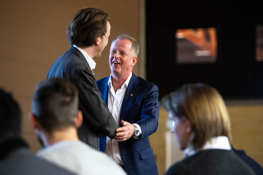 Nye ordföranden Robert Falck gratuleras av före detta