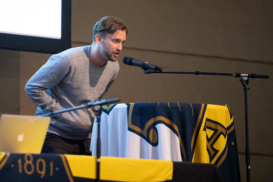 Simon Strand på scen