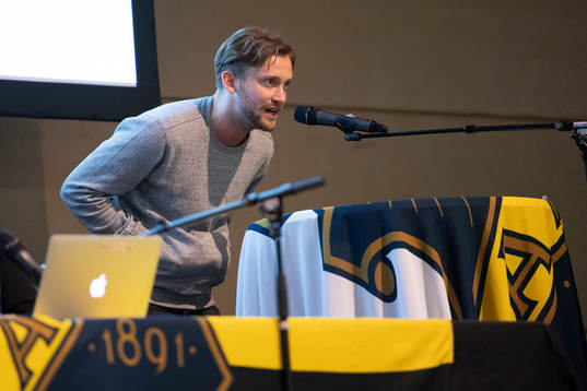 Simon Strand på scen