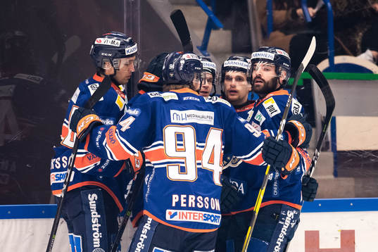 Växjös Janne Pesonen jublar med lagkamrater