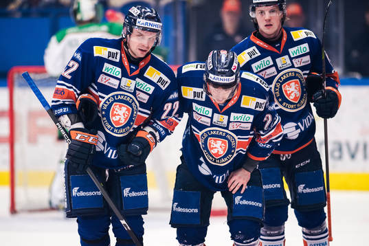 Växjös Brendan Shinnimin får hjälp av isen