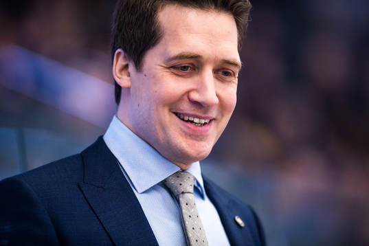 Växjös tränare Sam Hallam jublar
