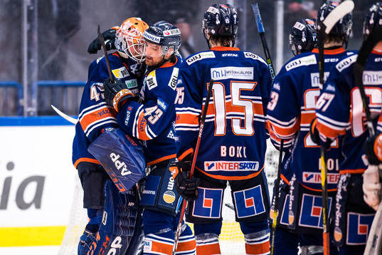 Växjös målvakt Viktor Andrén jublar med lagkamraterna