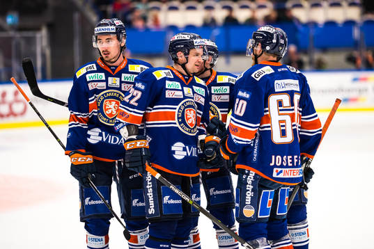 Växjös David Bernhardt (tv) jublar med lagkamraterna