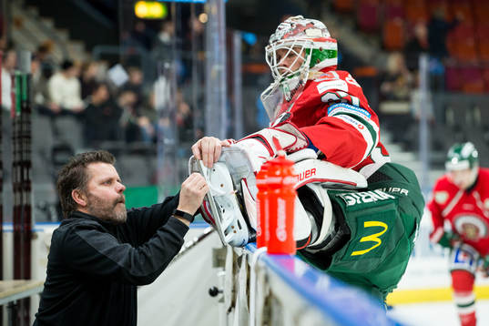 Frölundas materialförvaltare Håkan Olofsson slipar