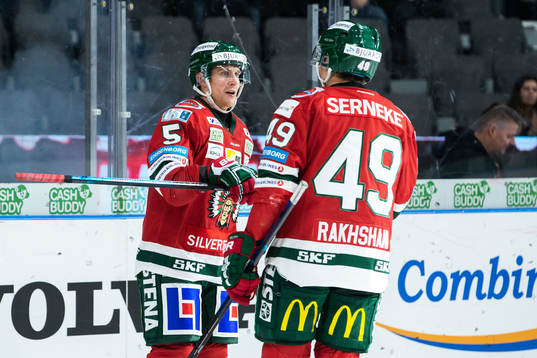Frölundas Chay Genoway och Rhett Rakshani jublar
