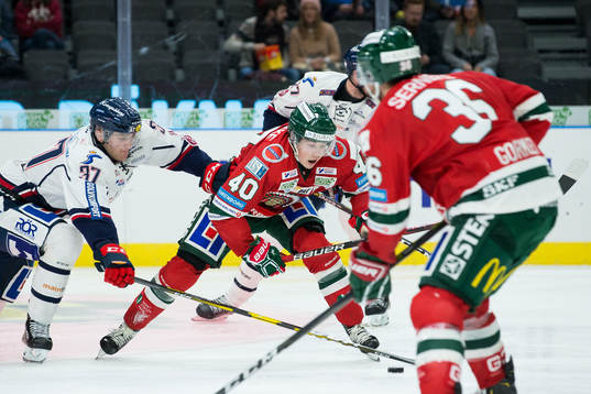 Linköpings Adam Ginning mot Frölundas Joel Mustonen