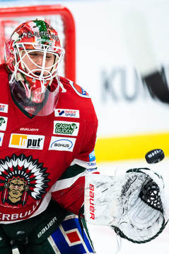 Frölundas målvakt Johan Mattsson räddar