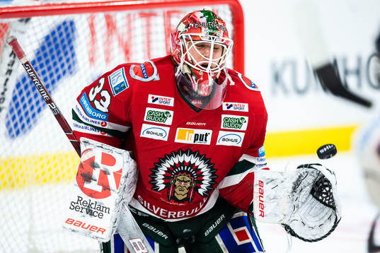 Frölundas målvakt Johan Mattsson räddar