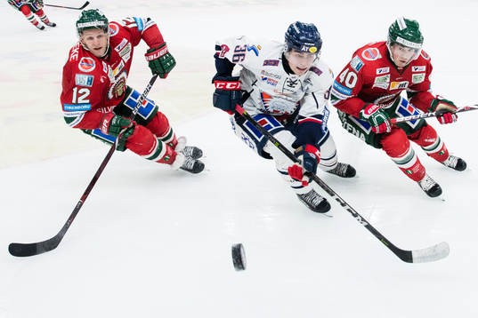 Frölundas Max Friberg och Joel Mustonen mot Linköpings