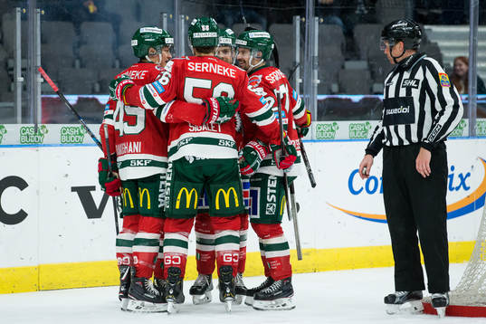 Frölundas Chay Genoway jublar med lagkamrater