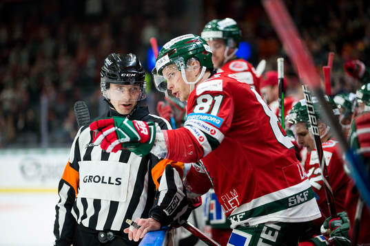 Domare Mikael Andersson pratar med Frölundas Ryan Lasch