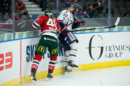 Frölundas Joel Mustonen tacklar Linköpings Eddie Larsson