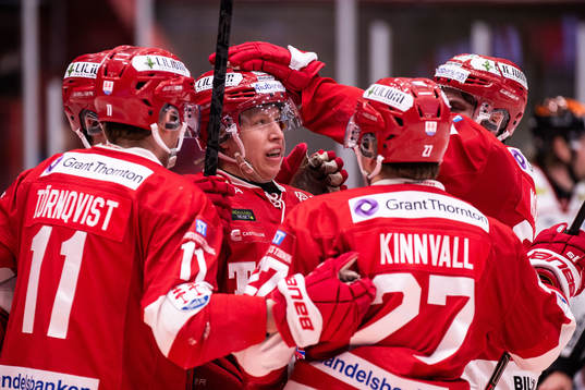 Timrås Vilmos Gallo jublar med lagkamrater