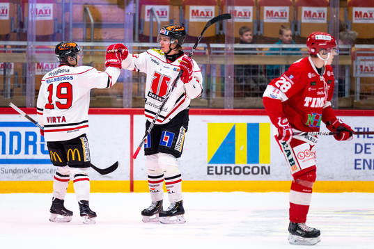 Örebros Patrik Virta och Christopher Mastomäki jublar