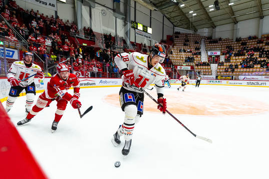 Timrås Henrik Törnqvist och Örebros Rodrigo Abols
