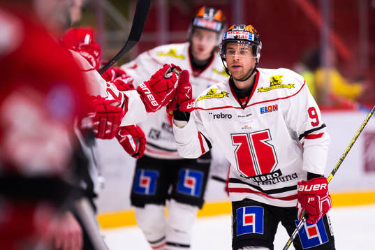 Örebros Tylor Spink jublar